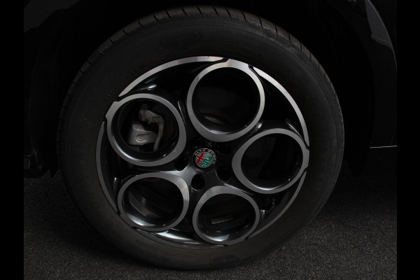 Alfa Romeo Tonale 1.3T PHEV Ti Automaat 280 PK Climate control Adaptieve cruise control Parkeersensoren achter Camera Sfeerverlichting Navigatie Apple Carplay/ Android Auto