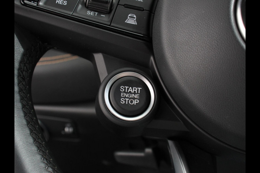 Alfa Romeo Tonale 1.3T PHEV Ti Automaat 280 PK Climate control Adaptieve cruise control Parkeersensoren achter Camera Sfeerverlichting Navigatie Apple Carplay/ Android Auto