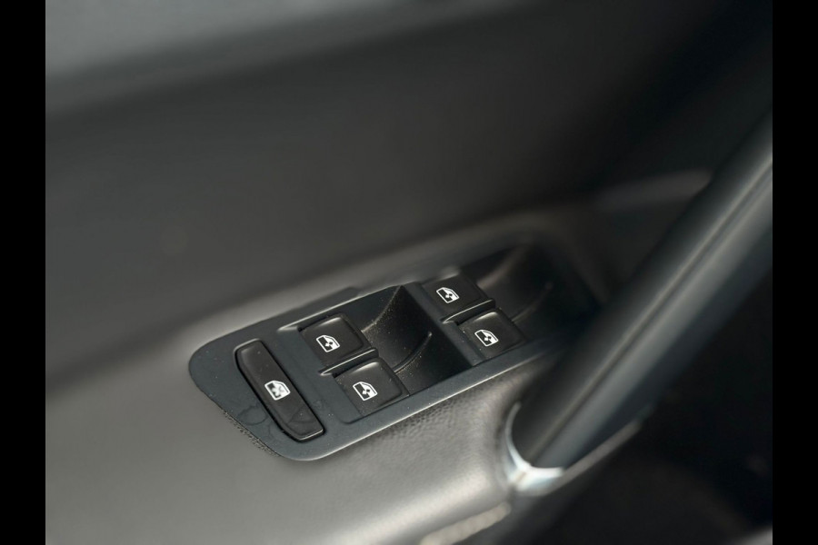 Volkswagen e-Golf | Leder, Navi, Apple Carplay, ACC, Stoelverw., PDC | NAP |