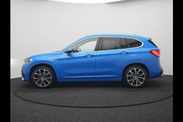 BMW X1 xDrive25e M Sport PHEV 221pk Dealer O.H. | Camera | Sportstoelen & Stuur Verwarmd | Sfeerverlichting | Cruise Control | Navigatie | DAB | 19"L.M | Plug In Hybrid |