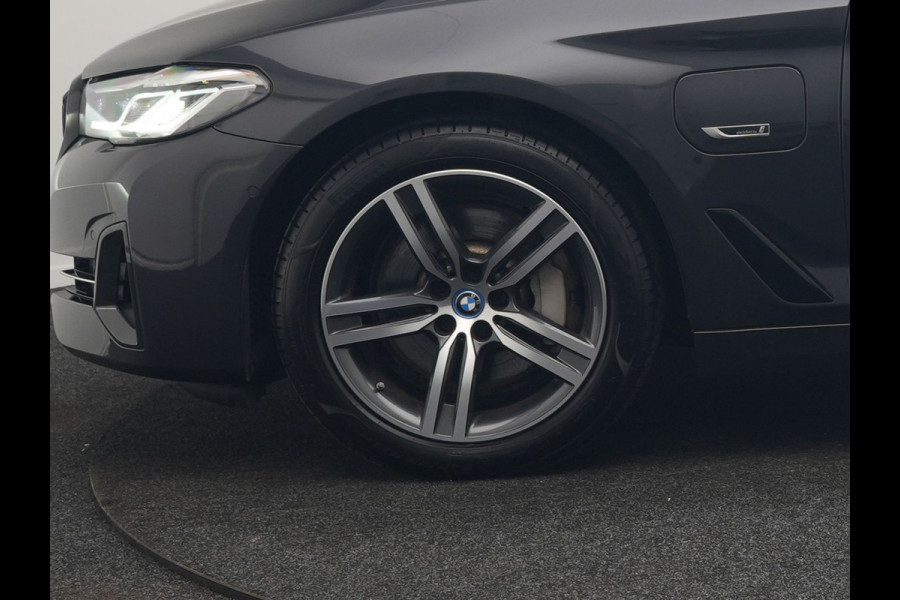 BMW 5 Serie Touring 530e High Executive PHEV 293pk Dealer O.H. Achteras besturing | Trekhaak Af Fabriek | Adaptive Cruise | Camera | Lederen Sportstoelen Memory & Verwarmd | Sfeerverlichting | Stuur Verwarmd | Blis | Apple Carplay | Navigatie | DAB |