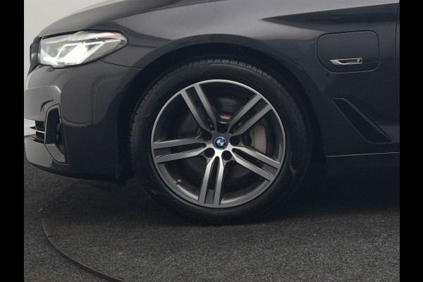 BMW 5 Serie Touring 530e High Executive PHEV 293pk Dealer O.H. Achteras besturing | Trekhaak Af Fabriek | Adaptive Cruise | Camera | Lederen Sportstoelen Memory & Verwarmd | Sfeerverlichting | Stuur Verwarmd | Blis | Apple Carplay | Navigatie | DAB |