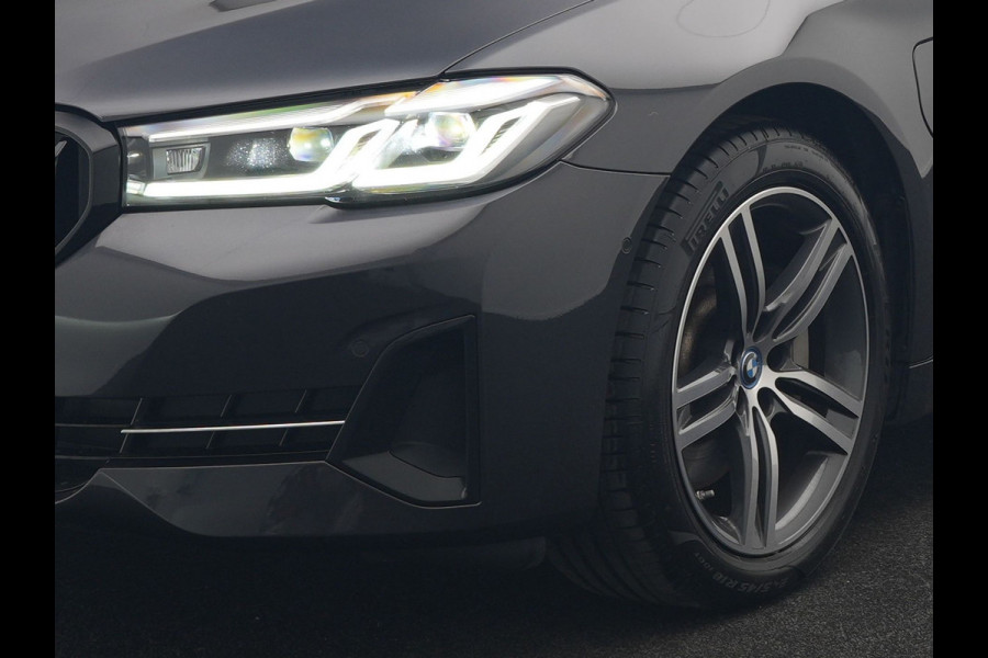 BMW 5 Serie Touring 530e High Executive PHEV 293pk Dealer O.H. Achteras besturing | Trekhaak Af Fabriek | Adaptive Cruise | Camera | Lederen Sportstoelen Memory & Verwarmd | Sfeerverlichting | Stuur Verwarmd | Blis | Apple Carplay | Navigatie | DAB |