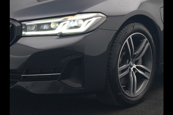 BMW 5 Serie Touring 530e High Executive PHEV 293pk Dealer O.H. Achteras besturing | Trekhaak Af Fabriek | Adaptive Cruise | Camera | Lederen Sportstoelen Memory & Verwarmd | Sfeerverlichting | Stuur Verwarmd | Blis | Apple Carplay | Navigatie | DAB |