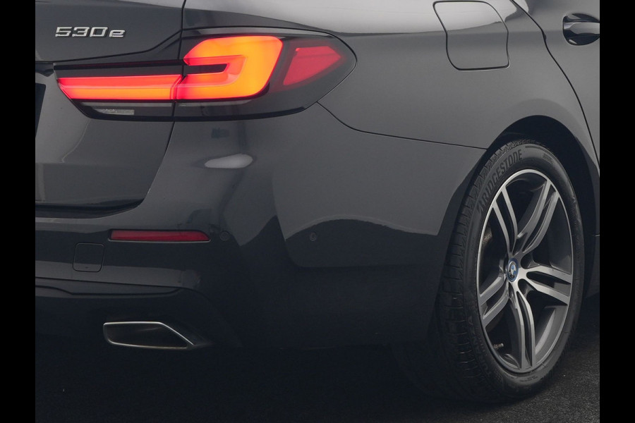 BMW 5 Serie Touring 530e High Executive PHEV 293pk Dealer O.H. Achteras besturing | Trekhaak Af Fabriek | Adaptive Cruise | Camera | Lederen Sportstoelen Memory & Verwarmd | Sfeerverlichting | Stuur Verwarmd | Blis | Apple Carplay | Navigatie | DAB |