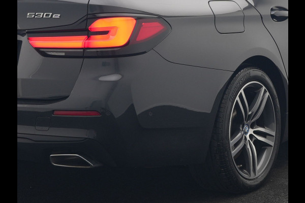 BMW 5 Serie Touring 530e High Executive PHEV 293pk Dealer O.H. Achteras besturing | Trekhaak Af Fabriek | Adaptive Cruise | Camera | Lederen Sportstoelen Memory & Verwarmd | Sfeerverlichting | Stuur Verwarmd | Blis | Apple Carplay | Navigatie | DAB |