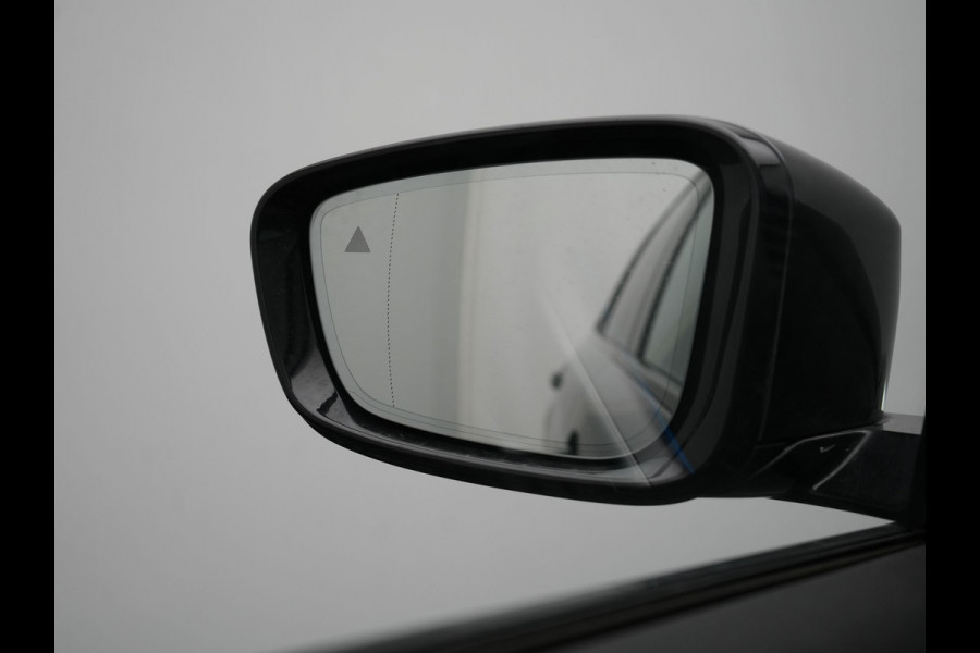 BMW 5 Serie Touring 530e High Executive PHEV 293pk Dealer O.H. Achteras besturing | Trekhaak Af Fabriek | Adaptive Cruise | Camera | Lederen Sportstoelen Memory & Verwarmd | Sfeerverlichting | Stuur Verwarmd | Blis | Apple Carplay | Navigatie | DAB |