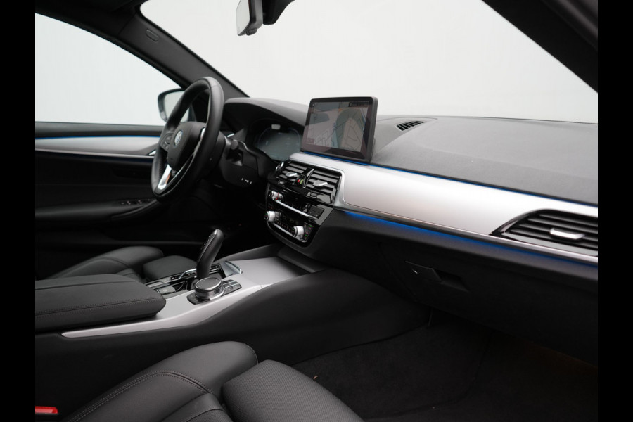 BMW 5 Serie Touring 530e High Executive PHEV 293pk Dealer O.H. Achteras besturing | Trekhaak Af Fabriek | Adaptive Cruise | Camera | Lederen Sportstoelen Memory & Verwarmd | Sfeerverlichting | Stuur Verwarmd | Blis | Apple Carplay | Navigatie | DAB |