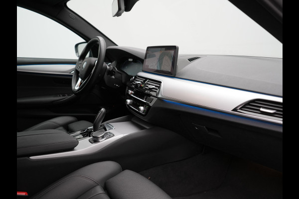 BMW 5 Serie Touring 530e High Executive PHEV 293pk Dealer O.H. Achteras besturing | Trekhaak Af Fabriek | Adaptive Cruise | Camera | Lederen Sportstoelen Memory & Verwarmd | Sfeerverlichting | Stuur Verwarmd | Blis | Apple Carplay | Navigatie | DAB |