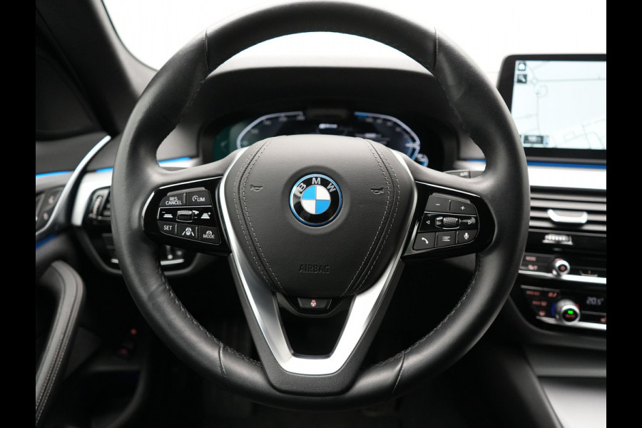 BMW 5 Serie Touring 530e High Executive PHEV 293pk Dealer O.H. Achteras besturing | Trekhaak Af Fabriek | Adaptive Cruise | Camera | Lederen Sportstoelen Memory & Verwarmd | Sfeerverlichting | Stuur Verwarmd | Blis | Apple Carplay | Navigatie | DAB |