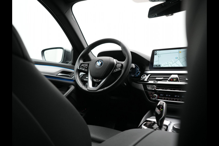 BMW 5 Serie Touring 530e High Executive PHEV 293pk Dealer O.H. Achteras besturing | Trekhaak Af Fabriek | Adaptive Cruise | Camera | Lederen Sportstoelen Memory & Verwarmd | Sfeerverlichting | Stuur Verwarmd | Blis | Apple Carplay | Navigatie | DAB |