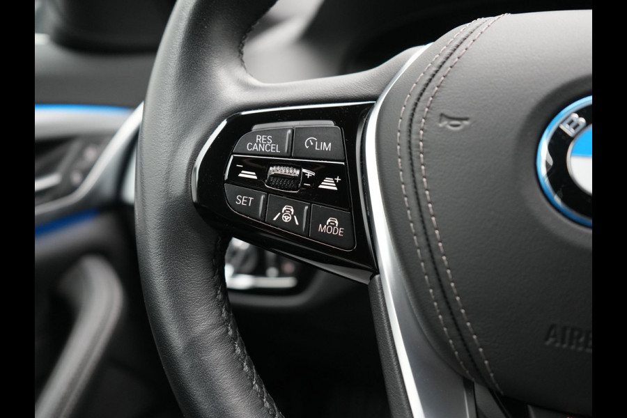 BMW 5 Serie Touring 530e High Executive PHEV 293pk Dealer O.H. Achteras besturing | Trekhaak Af Fabriek | Adaptive Cruise | Camera | Lederen Sportstoelen Memory & Verwarmd | Sfeerverlichting | Stuur Verwarmd | Blis | Apple Carplay | Navigatie | DAB |