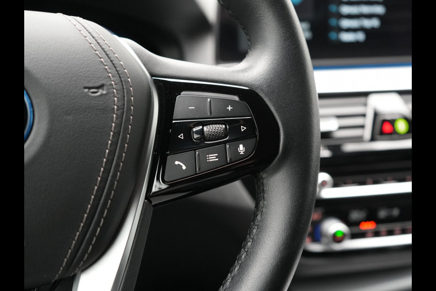 BMW 5 Serie Touring 530e High Executive PHEV 293pk Dealer O.H. Achteras besturing | Trekhaak Af Fabriek | Adaptive Cruise | Camera | Lederen Sportstoelen Memory & Verwarmd | Sfeerverlichting | Stuur Verwarmd | Blis | Apple Carplay | Navigatie | DAB |