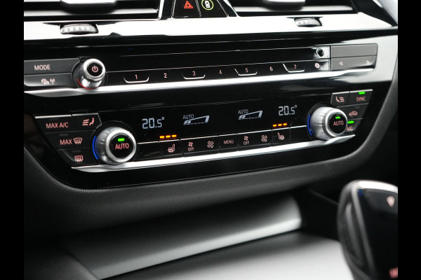 BMW 5 Serie Touring 530e High Executive PHEV 293pk Dealer O.H. Achteras besturing | Trekhaak Af Fabriek | Adaptive Cruise | Camera | Lederen Sportstoelen Memory & Verwarmd | Sfeerverlichting | Stuur Verwarmd | Blis | Apple Carplay | Navigatie | DAB |