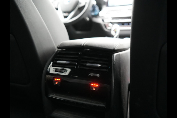 BMW 5 Serie Touring 530e High Executive PHEV 293pk Dealer O.H. Achteras besturing | Trekhaak Af Fabriek | Adaptive Cruise | Camera | Lederen Sportstoelen Memory & Verwarmd | Sfeerverlichting | Stuur Verwarmd | Blis | Apple Carplay | Navigatie | DAB |