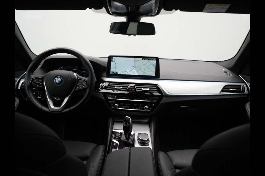 BMW 5 Serie Touring 530e High Executive PHEV 293pk Dealer O.H. Achteras besturing | Trekhaak Af Fabriek | Adaptive Cruise | Camera | Lederen Sportstoelen Memory & Verwarmd | Sfeerverlichting | Stuur Verwarmd | Blis | Apple Carplay | Navigatie | DAB |