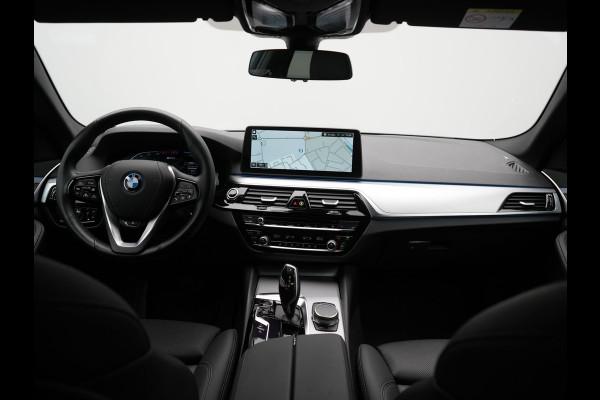BMW 5 Serie Touring 530e High Executive PHEV 293pk Dealer O.H. Achteras besturing | Trekhaak Af Fabriek | Adaptive Cruise | Camera | Lederen Sportstoelen Memory & Verwarmd | Sfeerverlichting | Stuur Verwarmd | Blis | Apple Carplay | Navigatie | DAB |