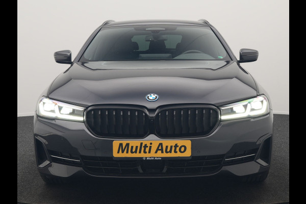 BMW 5 Serie Touring 530e High Executive PHEV 293pk Dealer O.H. Achteras besturing | Trekhaak Af Fabriek | Adaptive Cruise | Camera | Lederen Sportstoelen Memory & Verwarmd | Sfeerverlichting | Stuur Verwarmd | Blis | Apple Carplay | Navigatie | DAB |