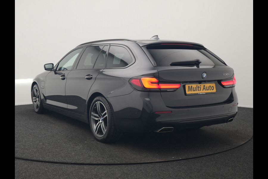 BMW 5 Serie Touring 530e High Executive PHEV 293pk Dealer O.H. Achteras besturing | Trekhaak Af Fabriek | Adaptive Cruise | Camera | Lederen Sportstoelen Memory & Verwarmd | Sfeerverlichting | Stuur Verwarmd | Blis | Apple Carplay | Navigatie | DAB |