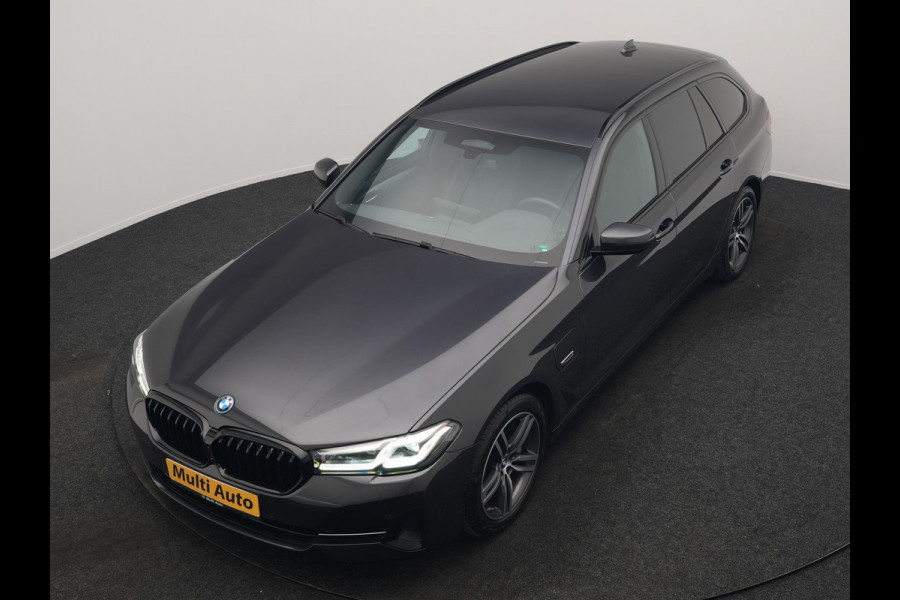 BMW 5 Serie Touring 530e High Executive PHEV 293pk Dealer O.H. Achteras besturing | Trekhaak Af Fabriek | Adaptive Cruise | Camera | Lederen Sportstoelen Memory & Verwarmd | Sfeerverlichting | Stuur Verwarmd | Blis | Apple Carplay | Navigatie | DAB |