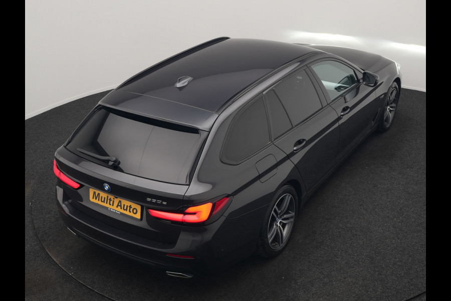 BMW 5 Serie Touring 530e High Executive PHEV 293pk Dealer O.H. Achteras besturing | Trekhaak Af Fabriek | Adaptive Cruise | Camera | Lederen Sportstoelen Memory & Verwarmd | Sfeerverlichting | Stuur Verwarmd | Blis | Apple Carplay | Navigatie | DAB |