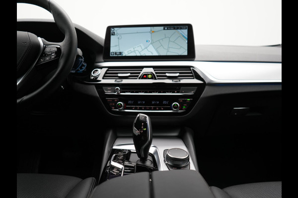 BMW 5 Serie Touring 530e High Executive PHEV 293pk Dealer O.H. Achteras besturing | Trekhaak Af Fabriek | Adaptive Cruise | Camera | Lederen Sportstoelen Memory & Verwarmd | Sfeerverlichting | Stuur Verwarmd | Blis | Apple Carplay | Navigatie | DAB |