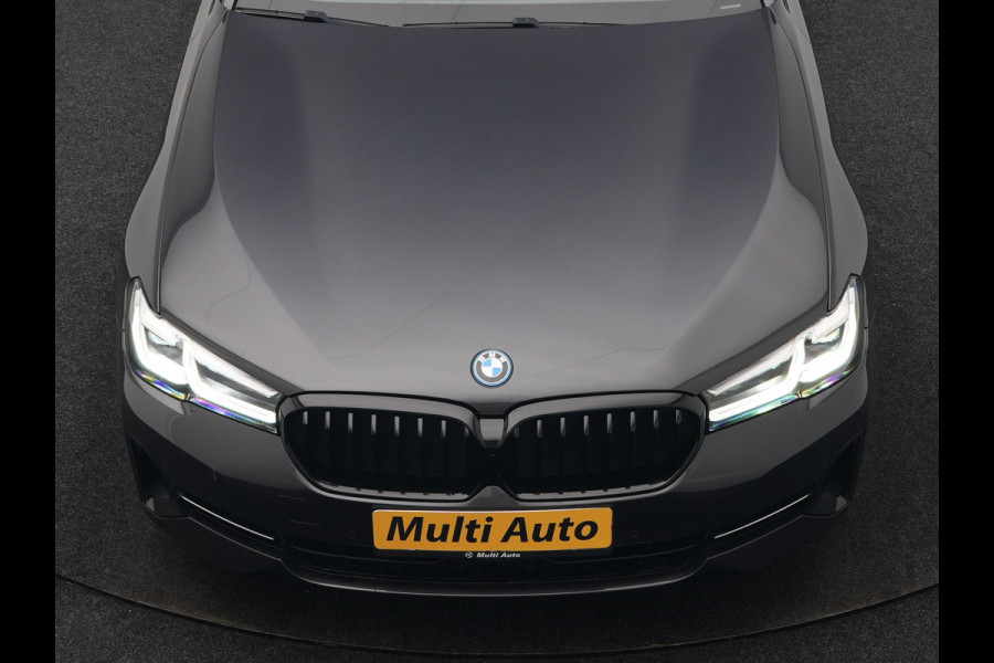 BMW 5 Serie Touring 530e High Executive PHEV 293pk Dealer O.H. Achteras besturing | Trekhaak Af Fabriek | Adaptive Cruise | Camera | Lederen Sportstoelen Memory & Verwarmd | Sfeerverlichting | Stuur Verwarmd | Blis | Apple Carplay | Navigatie | DAB |
