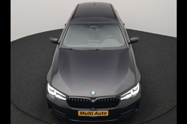 BMW 5 Serie Touring 530e High Executive PHEV 293pk Dealer O.H. Achteras besturing | Trekhaak Af Fabriek | Adaptive Cruise | Camera | Lederen Sportstoelen Memory & Verwarmd | Sfeerverlichting | Stuur Verwarmd | Blis | Apple Carplay | Navigatie | DAB |
