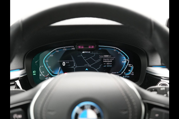 BMW 5 Serie Touring 530e High Executive PHEV 293pk Dealer O.H. Achteras besturing | Trekhaak Af Fabriek | Adaptive Cruise | Camera | Lederen Sportstoelen Memory & Verwarmd | Sfeerverlichting | Stuur Verwarmd | Blis | Apple Carplay | Navigatie | DAB |