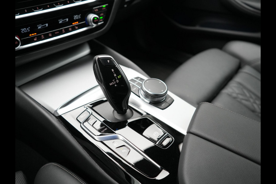 BMW 5 Serie Touring 530e High Executive PHEV 293pk Dealer O.H. Achteras besturing | Trekhaak Af Fabriek | Adaptive Cruise | Camera | Lederen Sportstoelen Memory & Verwarmd | Sfeerverlichting | Stuur Verwarmd | Blis | Apple Carplay | Navigatie | DAB |