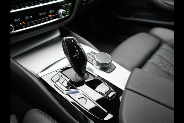 BMW 5 Serie Touring 530e High Executive PHEV 293pk Dealer O.H. Achteras besturing | Trekhaak Af Fabriek | Adaptive Cruise | Camera | Lederen Sportstoelen Memory & Verwarmd | Sfeerverlichting | Stuur Verwarmd | Blis | Apple Carplay | Navigatie | DAB |