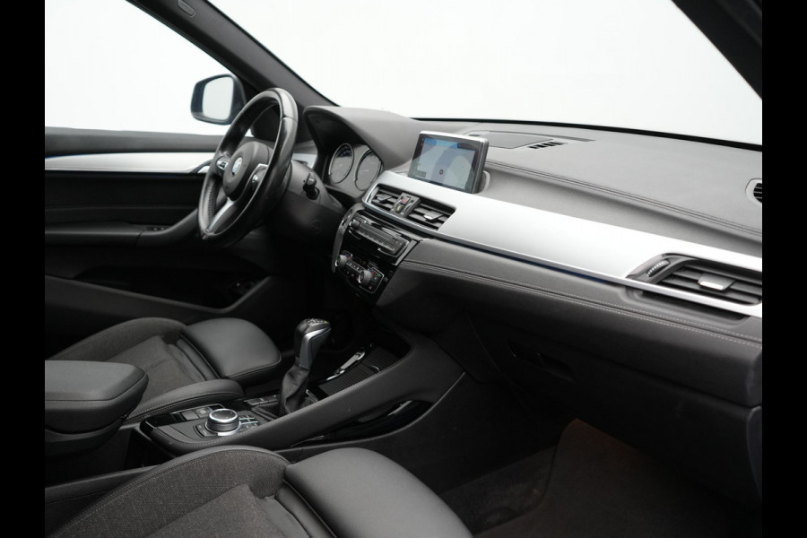 BMW X1 xDrive25e M Sport PHEV 221pk Dealer O.H. | Camera | Sportstoelen & Stuur Verwarmd | Sfeerverlichting | Cruise Control | Navigatie | DAB | 19"L.M | Plug In Hybrid |