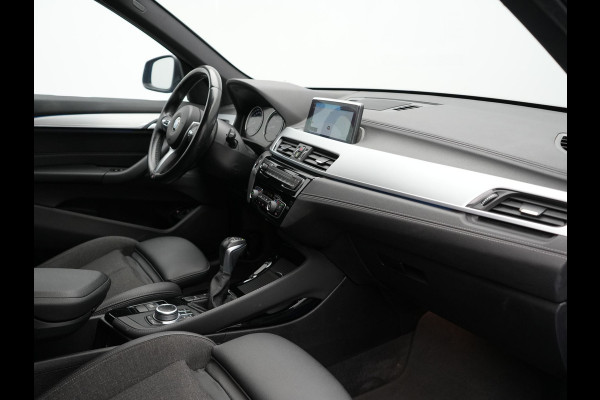 BMW X1 xDrive25e M Sport PHEV 221pk Dealer O.H. | Camera | Sportstoelen & Stuur Verwarmd | Sfeerverlichting | Cruise Control | Navigatie | DAB | 19"L.M | Plug In Hybrid |