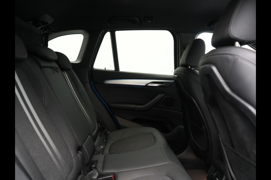 BMW X1 xDrive25e M Sport PHEV 221pk Dealer O.H. | Camera | Sportstoelen & Stuur Verwarmd | Sfeerverlichting | Cruise Control | Navigatie | DAB | 19"L.M | Plug In Hybrid |