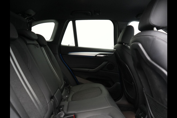 BMW X1 xDrive25e M Sport PHEV 221pk Dealer O.H. | Camera | Sportstoelen & Stuur Verwarmd | Sfeerverlichting | Cruise Control | Navigatie | DAB | 19"L.M | Plug In Hybrid |