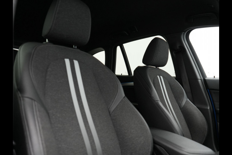 BMW X1 xDrive25e M Sport PHEV 221pk Dealer O.H. | Camera | Sportstoelen & Stuur Verwarmd | Sfeerverlichting | Cruise Control | Navigatie | DAB | 19"L.M | Plug In Hybrid |