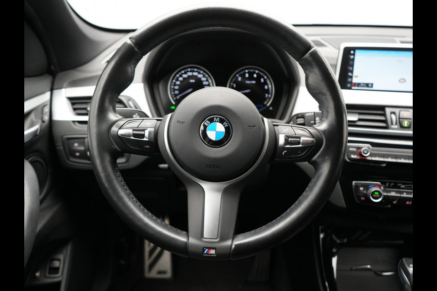 BMW X1 xDrive25e M Sport PHEV 221pk Dealer O.H. | Camera | Sportstoelen & Stuur Verwarmd | Sfeerverlichting | Cruise Control | Navigatie | DAB | 19"L.M | Plug In Hybrid |