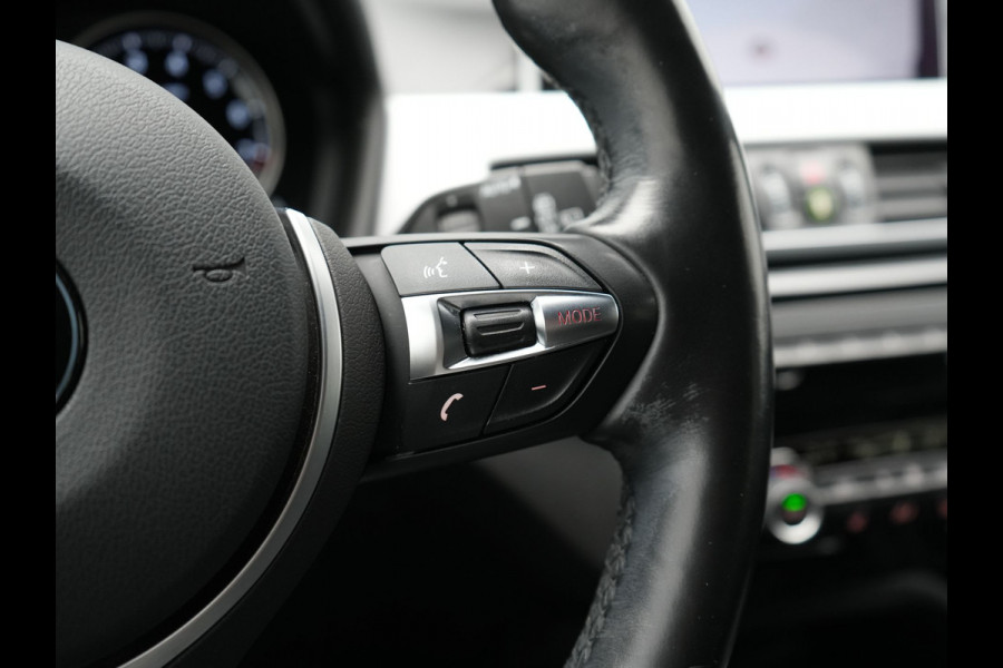 BMW X1 xDrive25e M Sport PHEV 221pk Dealer O.H. | Camera | Sportstoelen & Stuur Verwarmd | Sfeerverlichting | Cruise Control | Navigatie | DAB | 19"L.M | Plug In Hybrid |