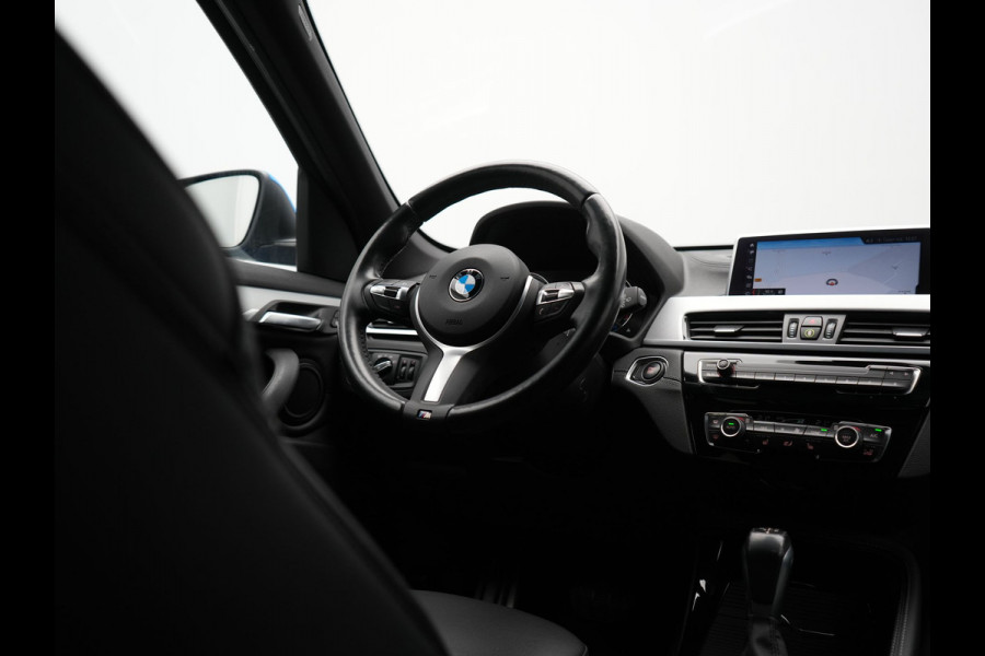 BMW X1 xDrive25e M Sport PHEV 221pk Dealer O.H. | Camera | Sportstoelen & Stuur Verwarmd | Sfeerverlichting | Cruise Control | Navigatie | DAB | 19"L.M | Plug In Hybrid |