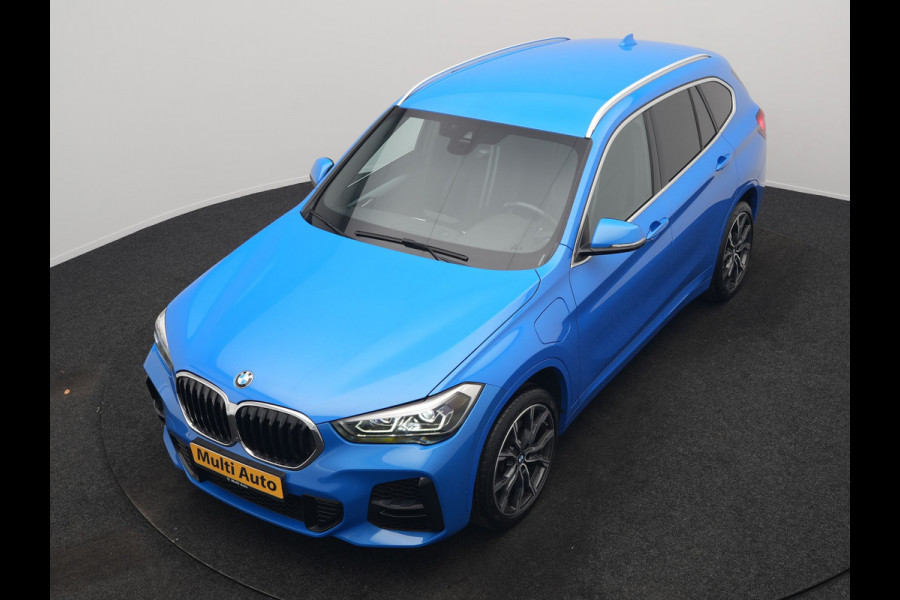 BMW X1 xDrive25e M Sport PHEV 221pk Dealer O.H. | Camera | Sportstoelen & Stuur Verwarmd | Sfeerverlichting | Cruise Control | Navigatie | DAB | 19"L.M | Plug In Hybrid |