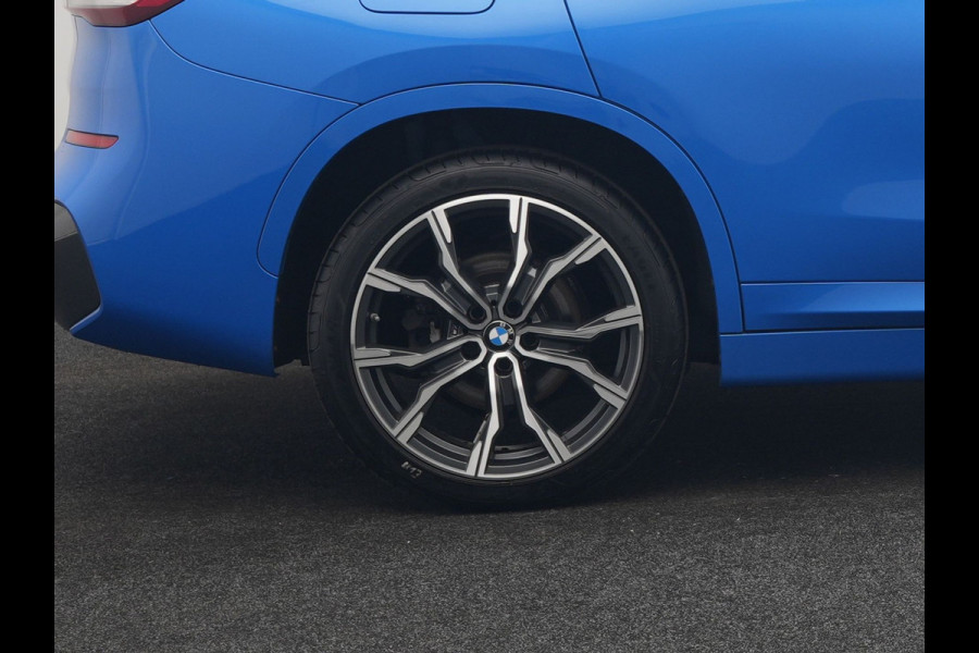 BMW X1 xDrive25e M Sport PHEV 221pk Dealer O.H. | Camera | Sportstoelen & Stuur Verwarmd | Sfeerverlichting | Cruise Control | Navigatie | DAB | 19"L.M | Plug In Hybrid |