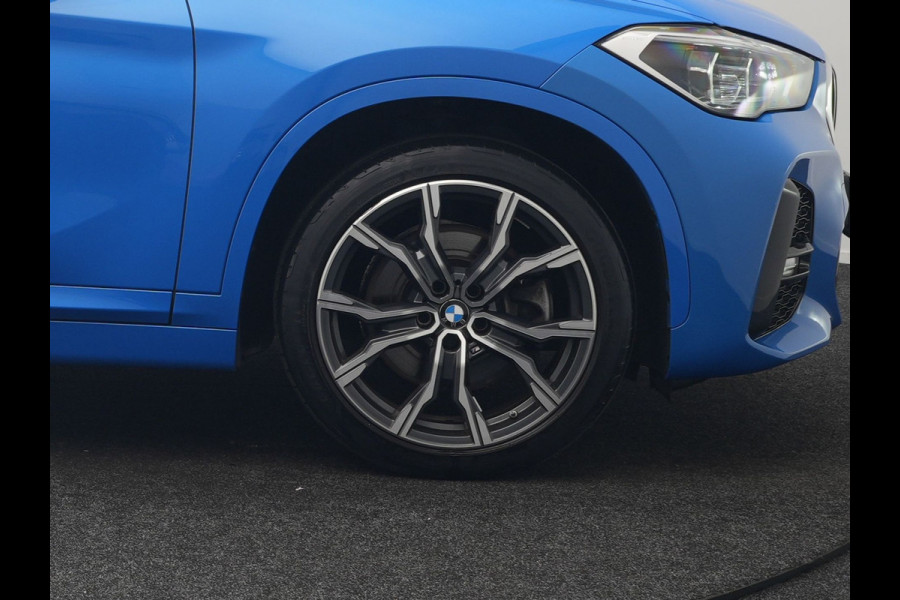 BMW X1 xDrive25e M Sport PHEV 221pk Dealer O.H. | Camera | Sportstoelen & Stuur Verwarmd | Sfeerverlichting | Cruise Control | Navigatie | DAB | 19"L.M | Plug In Hybrid |