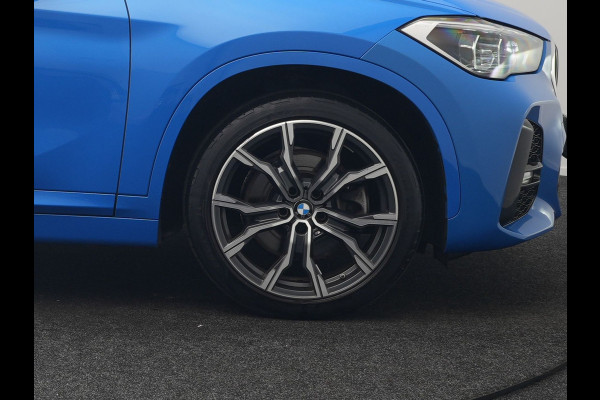 BMW X1 xDrive25e M Sport PHEV 221pk Dealer O.H. | Camera | Sportstoelen & Stuur Verwarmd | Sfeerverlichting | Cruise Control | Navigatie | DAB | 19"L.M | Plug In Hybrid |