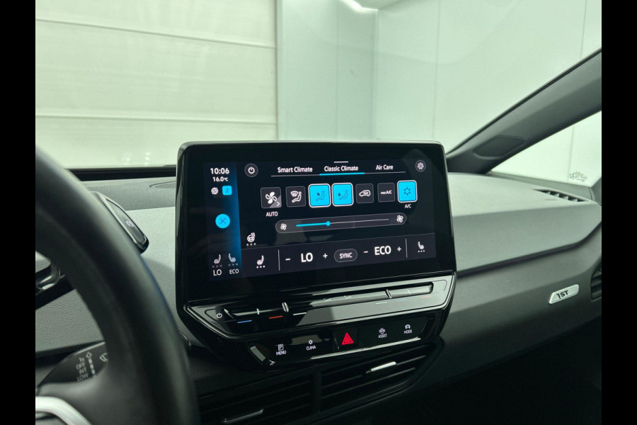 Volkswagen ID.3 First Plus 58 kWh Navigatie Apple Carplay/Android Auto Camera Parkeersensoren Adaptive Cruise Control Full LED Matrix Stoel- en stuurverwarming Lichtmetalen velgen Climate Control