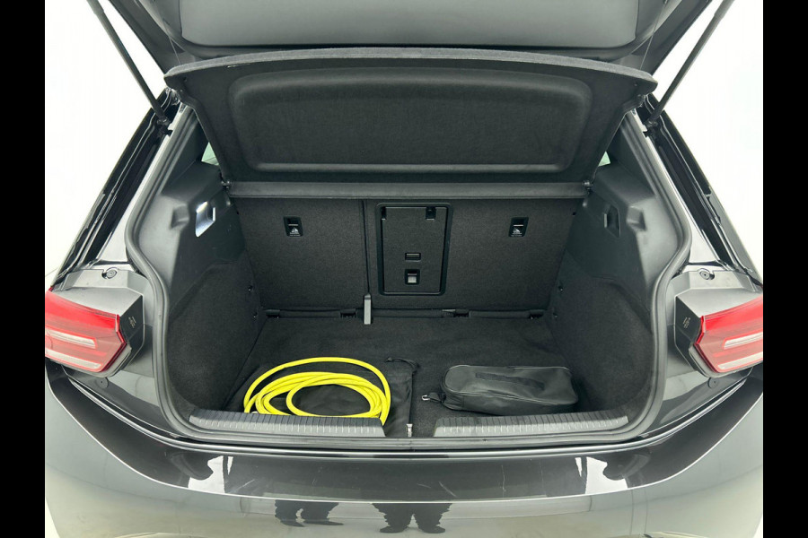 Volkswagen ID.3 First Plus 58 kWh Navigatie Apple Carplay/Android Auto Camera Parkeersensoren Adaptive Cruise Control Full LED Matrix Stoel- en stuurverwarming Lichtmetalen velgen Climate Control