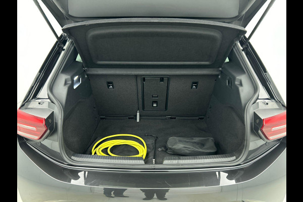 Volkswagen ID.3 First Plus 58 kWh Navigatie Apple Carplay/Android Auto Camera Parkeersensoren Adaptive Cruise Control Full LED Matrix Stoel- en stuurverwarming Lichtmetalen velgen Climate Control