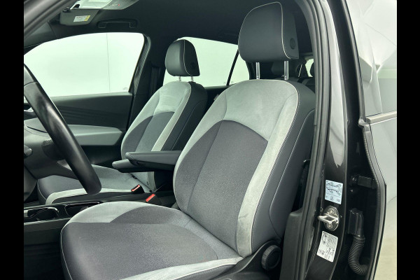 Volkswagen ID.3 First Plus 58 kWh Navigatie Apple Carplay/Android Auto Camera Parkeersensoren Adaptive Cruise Control Full LED Matrix Stoel- en stuurverwarming Lichtmetalen velgen Climate Control