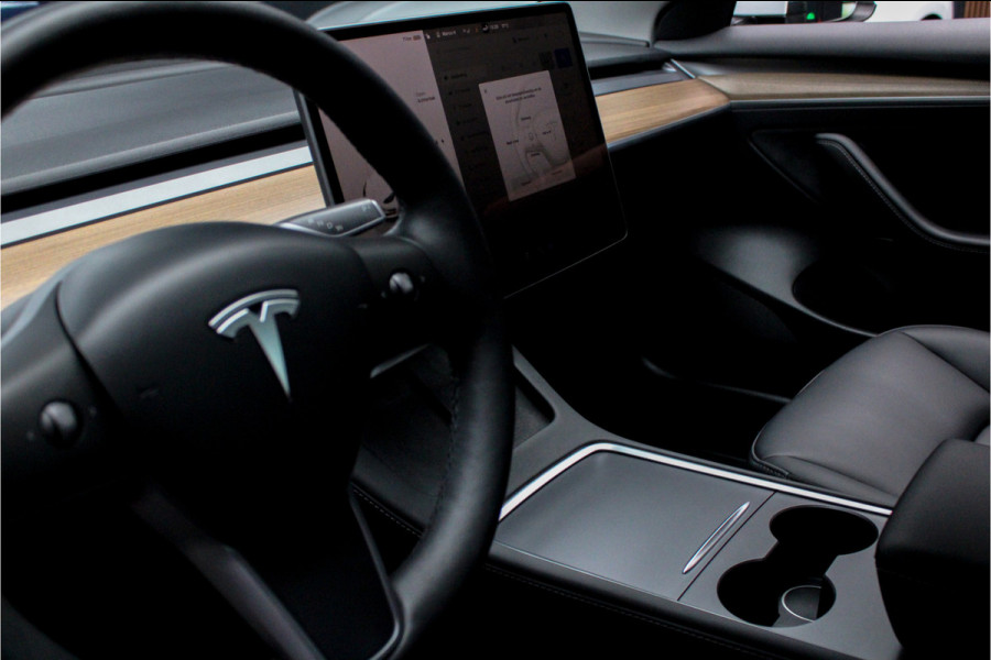Tesla Model 3 RWD ACC Autopilot Stuurverwarm. PDC Leer Navi Panoramadak 360° Elektr. achterklep Stoelverwarming voor & achter Climate voor & achter LM velgen