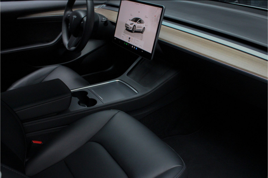 Tesla Model 3 RWD ACC Autopilot Stuurverwarm. PDC Leer Navi Panoramadak 360° Elektr. achterklep Stoelverwarming voor & achter Climate voor & achter LM velgen