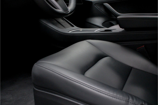 Tesla Model 3 RWD ACC Autopilot Stuurverwarm. PDC Leer Navi Panoramadak 360° Elektr. achterklep Stoelverwarming voor & achter Climate voor & achter LM velgen